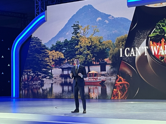 올리버 퇴네 벤츠 본사 제품 전략 운영총괄 부사장이 19일 서울 코엑스에서 열린 E클래스 출시 행사에서 발표를 하고 있다. 장우진 기자